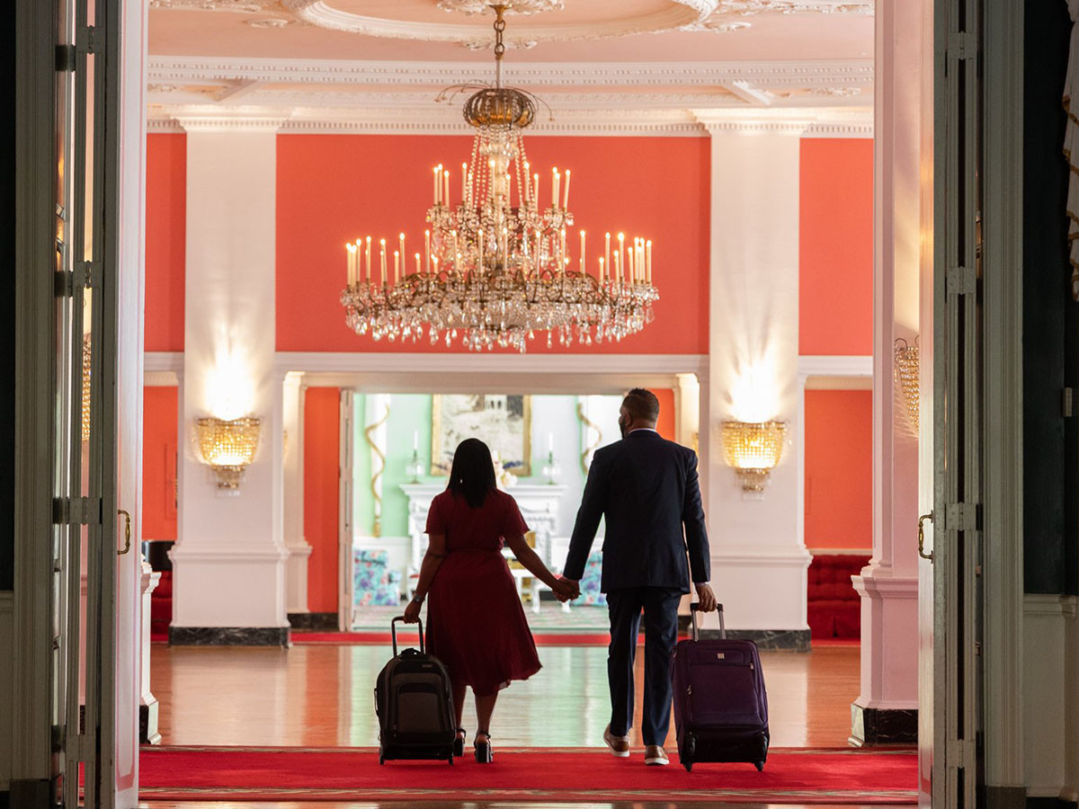 couple checking into the greenbrier 1200x900