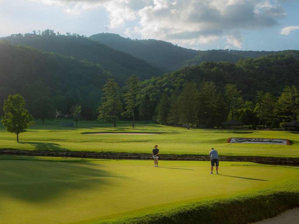 golf at the greenbrier resort 1200x900.