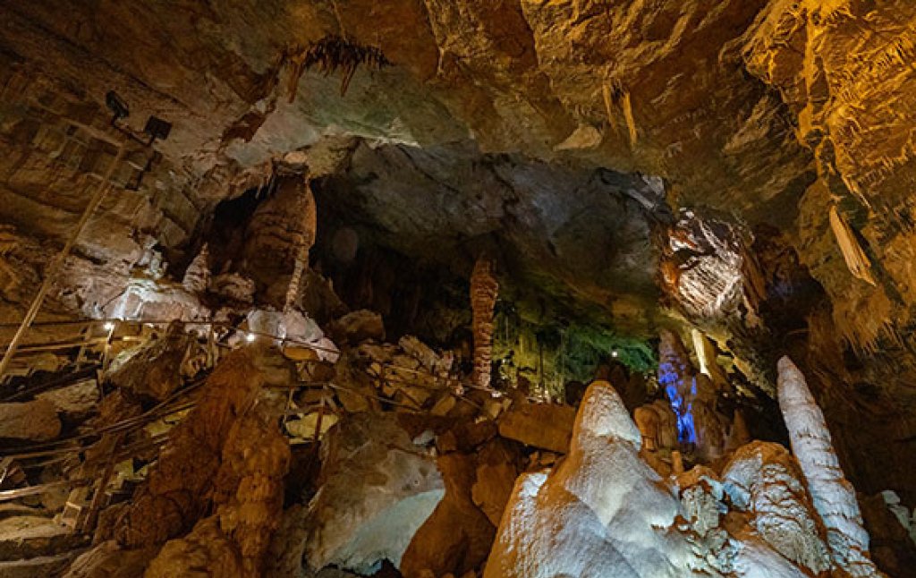 lost world caverns 570x360.