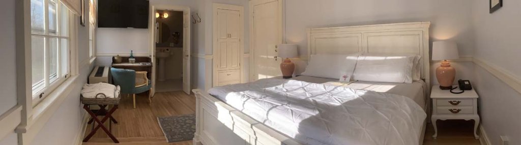 General Lewis Inn guestroom.