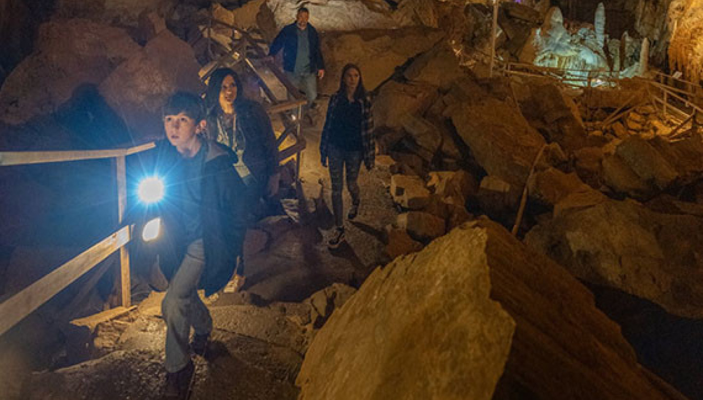 lost world cavern tour 570x360