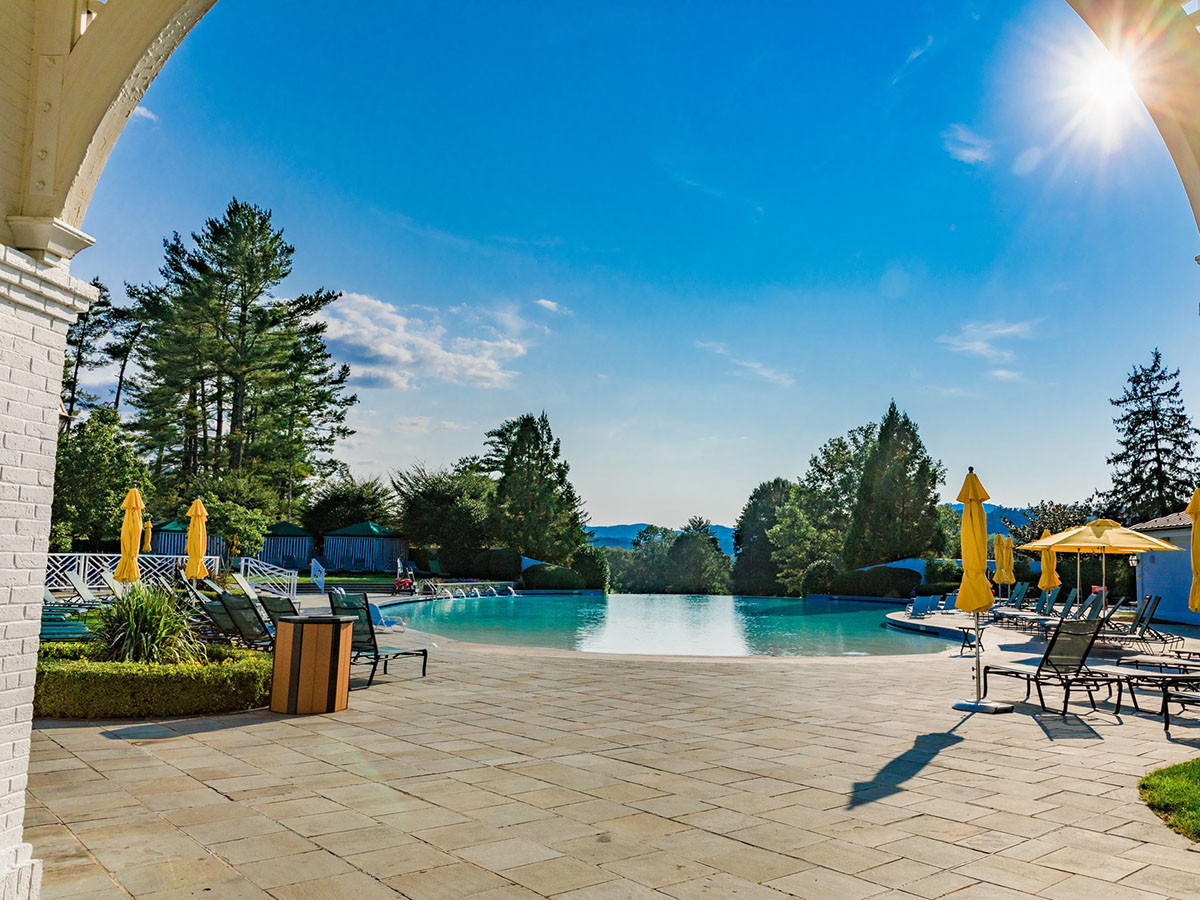 infinity pool at the greenbrier resort 1200x900