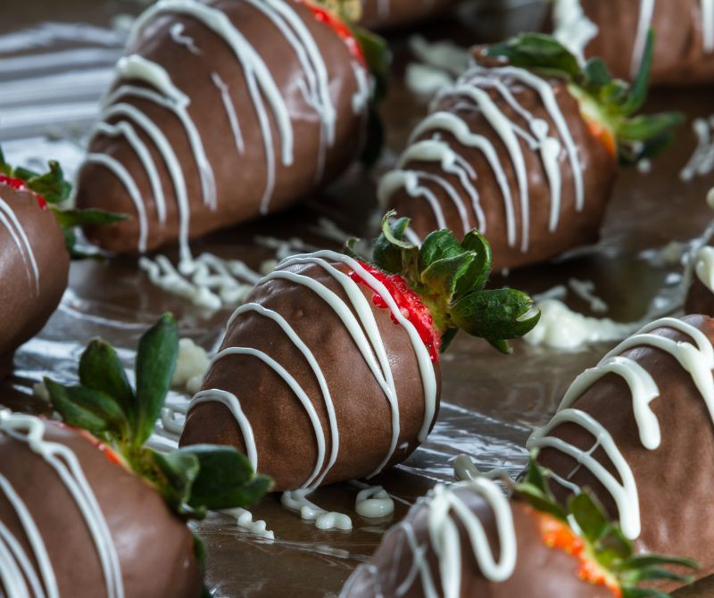 chocolate covered strawberries 800x670